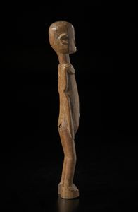 Lobi - Burkina Faso : Scultura antropomorfa o Bateba. Legno duro a patina marrone.  - Asta Asta 422 | AFRICA, OCEANIA E AMERICHE - ARTIGIANATO AFRICANO: VARI COMMITTENTI E SELEZIONE DALLA COLLEZIONE BARTOLOMUCCI Online - Associazione Nazionale - Case d'Asta italiane