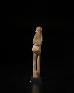 Lobi - Burkina Faso : Scultura zoomorfa Bateba a forma di uccello.Legno duro a patina chiara.  - Asta Asta 422 | AFRICA, OCEANIA E AMERICHE - ARTIGIANATO AFRICANO: VARI COMMITTENTI E SELEZIONE DALLA COLLEZIONE BARTOLOMUCCI Online - Associazione Nazionale - Case d'Asta italiane