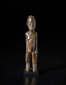 Lobi - Burkina Faso - Scultura antropomorfa Bateba.Legno duro a patina marrone.