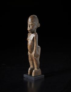 Lobi - Burkina Faso : Scultura antropomorfa Bateba.Legno duro a patina marrone.  - Asta Asta 422 | AFRICA, OCEANIA E AMERICHE - ARTIGIANATO AFRICANO: VARI COMMITTENTI E SELEZIONE DALLA COLLEZIONE BARTOLOMUCCI Online - Associazione Nazionale - Case d'Asta italiane