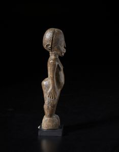 Lobi - Burkina Faso : Scultura antropomorfa Bateba.Legno duro a patina marrone.  - Asta Asta 422 | AFRICA, OCEANIA E AMERICHE - ARTIGIANATO AFRICANO: VARI COMMITTENTI E SELEZIONE DALLA COLLEZIONE BARTOLOMUCCI Online - Associazione Nazionale - Case d'Asta italiane