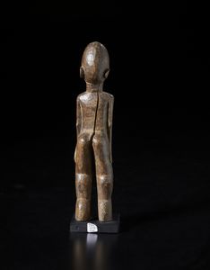 Lobi - Burkina Faso : Scultura antropomorfa Bateba.Legno duro a patina marrone.  - Asta Asta 422 | AFRICA, OCEANIA E AMERICHE - ARTIGIANATO AFRICANO: VARI COMMITTENTI E SELEZIONE DALLA COLLEZIONE BARTOLOMUCCI Online - Associazione Nazionale - Case d'Asta italiane