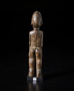 Lobi - Burkina Faso : Scultura antropomorfa Bateba.Legno duro con patina marrone.  - Asta Asta 422 | AFRICA, OCEANIA E AMERICHE - ARTIGIANATO AFRICANO: VARI COMMITTENTI E SELEZIONE DALLA COLLEZIONE BARTOLOMUCCI Online - Associazione Nazionale - Case d'Asta italiane