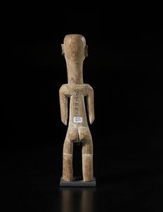 Adan - Togo/Ghana : Scultura antropomorfa stilizzata.Legno duro a patina chiara.  - Asta Asta 422 | AFRICA, OCEANIA E AMERICHE - ARTIGIANATO AFRICANO: VARI COMMITTENTI E SELEZIONE DALLA COLLEZIONE BARTOLOMUCCI Online - Associazione Nazionale - Case d'Asta italiane