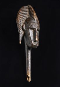 Marka, Mali : Testa di marionetta antropomorfa. Legno a patina scura e metallo.  - Asta Asta 422 | AFRICA, OCEANIA E AMERICHE - ARTIGIANATO AFRICANO: VARI COMMITTENTI E SELEZIONE DALLA COLLEZIONE BARTOLOMUCCI Online - Associazione Nazionale - Case d'Asta italiane