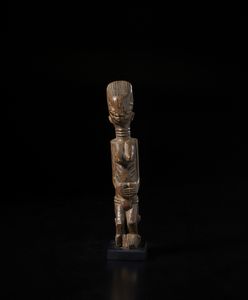 Fanti - Ghana - Scultura antropomorfa seduta su seggio Fanti.Legno duro a patina marrone.