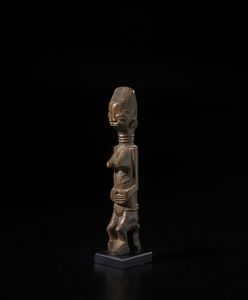 Fanti - Ghana : Scultura antropomorfa seduta su seggio Fanti.Legno duro a patina marrone.  - Asta Asta 422 | AFRICA, OCEANIA E AMERICHE - ARTIGIANATO AFRICANO: VARI COMMITTENTI E SELEZIONE DALLA COLLEZIONE BARTOLOMUCCI Online - Associazione Nazionale - Case d'Asta italiane