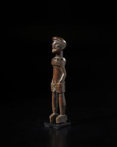 Luvale - Zambia/Angola : Scultura antropomorfa Luvale.  Legno duro a patina scura.  - Asta Asta 422 | AFRICA, OCEANIA E AMERICHE - ARTIGIANATO AFRICANO: VARI COMMITTENTI E SELEZIONE DALLA COLLEZIONE BARTOLOMUCCI Online - Associazione Nazionale - Case d'Asta italiane