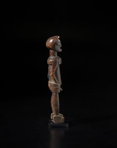 Luvale - Zambia/Angola : Scultura antropomorfa Luvale.  Legno duro a patina scura.  - Asta Asta 422 | AFRICA, OCEANIA E AMERICHE - ARTIGIANATO AFRICANO: VARI COMMITTENTI E SELEZIONE DALLA COLLEZIONE BARTOLOMUCCI Online - Associazione Nazionale - Case d'Asta italiane