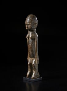 Lobi - Burkina Faso : Scultura antropomorfa Bateba.Legno duro a patina marrone.  - Asta Asta 422 | AFRICA, OCEANIA E AMERICHE - ARTIGIANATO AFRICANO: VARI COMMITTENTI E SELEZIONE DALLA COLLEZIONE BARTOLOMUCCI Online - Associazione Nazionale - Case d'Asta italiane