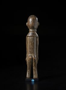 Lobi - Burkina Faso : Scultura antropomorfa Bateba.Legno duro a patina marrone.  - Asta Asta 422 | AFRICA, OCEANIA E AMERICHE - ARTIGIANATO AFRICANO: VARI COMMITTENTI E SELEZIONE DALLA COLLEZIONE BARTOLOMUCCI Online - Associazione Nazionale - Case d'Asta italiane