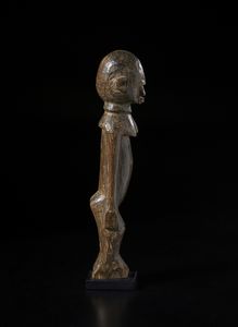 Lobi - Burkina Faso : Scultura antropomorfa Bateba.Legno duro a patina marrone.  - Asta Asta 422 | AFRICA, OCEANIA E AMERICHE - ARTIGIANATO AFRICANO: VARI COMMITTENTI E SELEZIONE DALLA COLLEZIONE BARTOLOMUCCI Online - Associazione Nazionale - Case d'Asta italiane