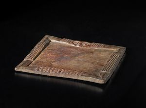 Yoruba -Nigeria : Piatto divinatorio rettangolare con volto antropomorfo e decori geometrici scolpiti. Legno duro a patina marrone.  - Asta Asta 422 | AFRICA, OCEANIA E AMERICHE - ARTIGIANATO AFRICANO: VARI COMMITTENTI E SELEZIONE DALLA COLLEZIONE BARTOLOMUCCI Online - Associazione Nazionale - Case d'Asta italiane