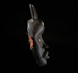 Dan - Costa d'Avorio/Liberia : Maschera Dan con corna. Legno duro a patina scura, fibre e metallo.  - Asta Asta 422 | AFRICA, OCEANIA E AMERICHE - ARTIGIANATO AFRICANO: VARI COMMITTENTI E SELEZIONE DALLA COLLEZIONE BARTOLOMUCCI Online - Associazione Nazionale - Case d'Asta italiane