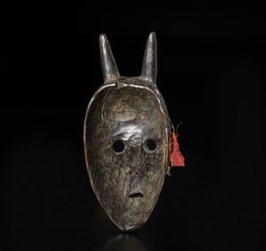 Dan - Costa d'Avorio/Liberia : Maschera Dan con corna. Legno duro a patina scura, fibre e metallo.  - Asta Asta 422 | AFRICA, OCEANIA E AMERICHE - ARTIGIANATO AFRICANO: VARI COMMITTENTI E SELEZIONE DALLA COLLEZIONE BARTOLOMUCCI Online - Associazione Nazionale - Case d'Asta italiane