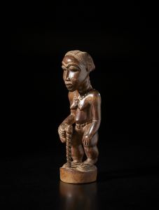 Baule - Costa d'Avorio : Scultura antropomorfa.Legno duro a patina marrone.  - Asta Asta 422 | AFRICA, OCEANIA E AMERICHE - ARTIGIANATO AFRICANO: VARI COMMITTENTI E SELEZIONE DALLA COLLEZIONE BARTOLOMUCCI Online - Associazione Nazionale - Case d'Asta italiane