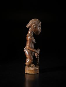 Baule - Costa d'Avorio : Scultura antropomorfa.Legno duro a patina marrone.  - Asta Asta 422 | AFRICA, OCEANIA E AMERICHE - ARTIGIANATO AFRICANO: VARI COMMITTENTI E SELEZIONE DALLA COLLEZIONE BARTOLOMUCCI Online - Associazione Nazionale - Case d'Asta italiane