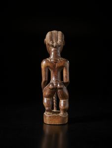 Baule - Costa d'Avorio : Scultura antropomorfa.Legno duro a patina marrone.  - Asta Asta 422 | AFRICA, OCEANIA E AMERICHE - ARTIGIANATO AFRICANO: VARI COMMITTENTI E SELEZIONE DALLA COLLEZIONE BARTOLOMUCCI Online - Associazione Nazionale - Case d'Asta italiane