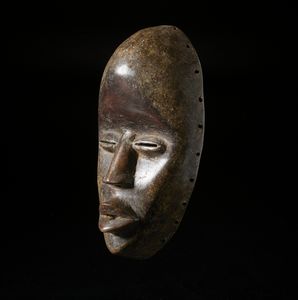 Dan - Costa d'Avorio/Liberia : Maschera. Legno duro a patina marrone.  - Asta Asta 422 | AFRICA, OCEANIA E AMERICHE - ARTIGIANATO AFRICANO: VARI COMMITTENTI E SELEZIONE DALLA COLLEZIONE BARTOLOMUCCI Online - Associazione Nazionale - Case d'Asta italiane