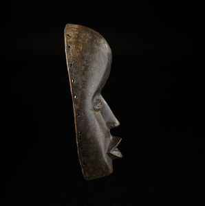 Dan - Costa d'Avorio/Liberia : Maschera. Legno duro a patina marrone.  - Asta Asta 422 | AFRICA, OCEANIA E AMERICHE - ARTIGIANATO AFRICANO: VARI COMMITTENTI E SELEZIONE DALLA COLLEZIONE BARTOLOMUCCI Online - Associazione Nazionale - Case d'Asta italiane