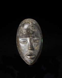 Dan - Costa d'Avorio/Liberia - Maschera antropomorfa con occhi a fessura. Legno duro a patina scura.