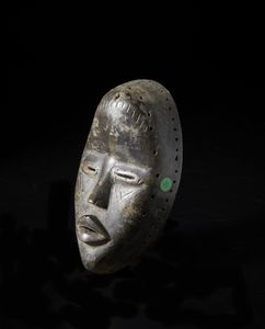 Dan - Costa d'Avorio/Liberia : Maschera antropomorfa con occhi a fessura. Legno duro a patina scura.  - Asta Asta 422 | AFRICA, OCEANIA E AMERICHE - ARTIGIANATO AFRICANO: VARI COMMITTENTI E SELEZIONE DALLA COLLEZIONE BARTOLOMUCCI Online - Associazione Nazionale - Case d'Asta italiane