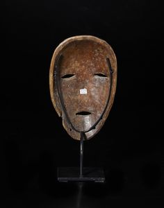 Lega - Repubblica Democratica del Congo : Maschera antropomorfa. Legno duro a patina marrone.  - Asta Asta 422 | AFRICA, OCEANIA E AMERICHE - ARTIGIANATO AFRICANO: VARI COMMITTENTI E SELEZIONE DALLA COLLEZIONE BARTOLOMUCCI Online - Associazione Nazionale - Case d'Asta italiane