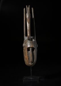 Bambara - Mali : Maschera Ntomo a tre corna e con testa di antilope.Legno duro a patina scura.  - Asta Asta 422 | AFRICA, OCEANIA E AMERICHE - ARTIGIANATO AFRICANO: VARI COMMITTENTI E SELEZIONE DALLA COLLEZIONE BARTOLOMUCCI Online - Associazione Nazionale - Case d'Asta italiane