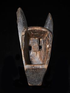 Bambara - Mali : Maschera Iena. Legno duro a patina scura.  - Asta Asta 422 | AFRICA, OCEANIA E AMERICHE - ARTIGIANATO AFRICANO: VARI COMMITTENTI E SELEZIONE DALLA COLLEZIONE BARTOLOMUCCI Online - Associazione Nazionale - Case d'Asta italiane