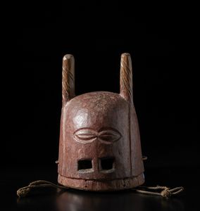 Yoruba -Nigeria - Maschera a casco antropozoomorfa Epa. Legno duro, pigmento rosso e corda.