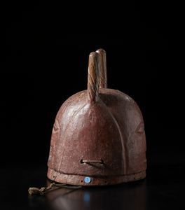 Yoruba -Nigeria : Maschera a casco antropozoomorfa Epa. Legno duro, pigmento rosso e corda.  - Asta Asta 422 | AFRICA, OCEANIA E AMERICHE - ARTIGIANATO AFRICANO: VARI COMMITTENTI E SELEZIONE DALLA COLLEZIONE BARTOLOMUCCI Online - Associazione Nazionale - Case d'Asta italiane