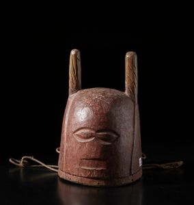 Yoruba -Nigeria : Maschera a casco antropozoomorfa Epa. Legno duro, pigmento rosso e corda.  - Asta Asta 422 | AFRICA, OCEANIA E AMERICHE - ARTIGIANATO AFRICANO: VARI COMMITTENTI E SELEZIONE DALLA COLLEZIONE BARTOLOMUCCI Online - Associazione Nazionale - Case d'Asta italiane