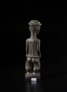 Baule - Costa d'Avorio : Scultura Baule. Legno duro a patina scura.  - Asta Asta 422 | AFRICA, OCEANIA E AMERICHE - ARTIGIANATO AFRICANO: VARI COMMITTENTI E SELEZIONE DALLA COLLEZIONE BARTOLOMUCCI Online - Associazione Nazionale - Case d'Asta italiane