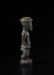 Baule - Costa d'Avorio : Scultura Baule. Legno duro a patina scura.  - Asta Asta 422 | AFRICA, OCEANIA E AMERICHE - ARTIGIANATO AFRICANO: VARI COMMITTENTI E SELEZIONE DALLA COLLEZIONE BARTOLOMUCCI Online - Associazione Nazionale - Case d'Asta italiane