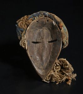 Dan - Costa d'Avorio/Liberia : Maschera antropomorfa. Legno a patina marrone, corda e fibre.  - Asta Asta 422 | AFRICA, OCEANIA E AMERICHE - ARTIGIANATO AFRICANO: VARI COMMITTENTI E SELEZIONE DALLA COLLEZIONE BARTOLOMUCCI Online - Associazione Nazionale - Case d'Asta italiane