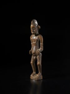 Senufo - Costa d'Avorio/Mali/Burkina Faso : Scultura antropomorfa.Legno duro a patina chiara.  - Asta Asta 422 | AFRICA, OCEANIA E AMERICHE - ARTIGIANATO AFRICANO: VARI COMMITTENTI E SELEZIONE DALLA COLLEZIONE BARTOLOMUCCI Online - Associazione Nazionale - Case d'Asta italiane