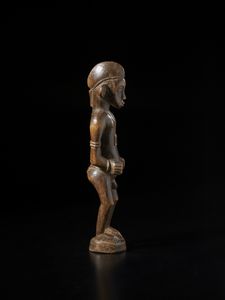 Senufo - Costa d'Avorio/Mali/Burkina Faso : Scultura antropomorfa.Legno duro a patina chiara.  - Asta Asta 422 | AFRICA, OCEANIA E AMERICHE - ARTIGIANATO AFRICANO: VARI COMMITTENTI E SELEZIONE DALLA COLLEZIONE BARTOLOMUCCI Online - Associazione Nazionale - Case d'Asta italiane