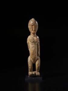 Mossi - Burkina Faso - Scultura antropomorfa con mancanza. Legno duro a patina chiara.