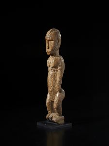 Mossi - Burkina Faso : Scultura antropomorfa con mancanza. Legno duro a patina chiara.  - Asta Asta 422 | AFRICA, OCEANIA E AMERICHE - ARTIGIANATO AFRICANO: VARI COMMITTENTI E SELEZIONE DALLA COLLEZIONE BARTOLOMUCCI Online - Associazione Nazionale - Case d'Asta italiane