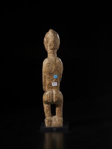 Mossi - Burkina Faso : Scultura antropomorfa con mancanza. Legno duro a patina chiara.  - Asta Asta 422 | AFRICA, OCEANIA E AMERICHE - ARTIGIANATO AFRICANO: VARI COMMITTENTI E SELEZIONE DALLA COLLEZIONE BARTOLOMUCCI Online - Associazione Nazionale - Case d'Asta italiane