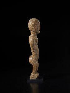 Mossi - Burkina Faso : Scultura antropomorfa con mancanza. Legno duro a patina chiara.  - Asta Asta 422 | AFRICA, OCEANIA E AMERICHE - ARTIGIANATO AFRICANO: VARI COMMITTENTI E SELEZIONE DALLA COLLEZIONE BARTOLOMUCCI Online - Associazione Nazionale - Case d'Asta italiane