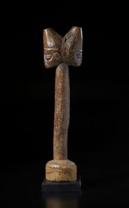 Yoruba -Nigeria : Scultura Shango gianeiforme. Legno duro a patina naturale e pigmento.  - Asta Asta 422 | AFRICA, OCEANIA E AMERICHE - ARTIGIANATO AFRICANO: VARI COMMITTENTI E SELEZIONE DALLA COLLEZIONE BARTOLOMUCCI Online - Associazione Nazionale - Case d'Asta italiane