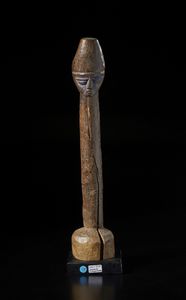 Yoruba -Nigeria : Scultura Shango gianeiforme. Legno duro a patina naturale e pigmento.  - Asta Asta 422 | AFRICA, OCEANIA E AMERICHE - ARTIGIANATO AFRICANO: VARI COMMITTENTI E SELEZIONE DALLA COLLEZIONE BARTOLOMUCCI Online - Associazione Nazionale - Case d'Asta italiane