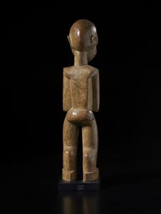 Lobi - Burkina Faso/Costa d'Avorio : Scultura antropomorfa Bateba.Legno duro a patina naturale.  - Asta Asta 422 | AFRICA, OCEANIA E AMERICHE - ARTIGIANATO AFRICANO: VARI COMMITTENTI E SELEZIONE DALLA COLLEZIONE BARTOLOMUCCI Online - Associazione Nazionale - Case d'Asta italiane