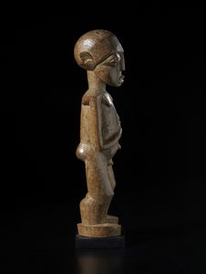 Lobi - Burkina Faso/Costa d'Avorio : Scultura antropomorfa Bateba.Legno duro a patina naturale.  - Asta Asta 422 | AFRICA, OCEANIA E AMERICHE - ARTIGIANATO AFRICANO: VARI COMMITTENTI E SELEZIONE DALLA COLLEZIONE BARTOLOMUCCI Online - Associazione Nazionale - Case d'Asta italiane