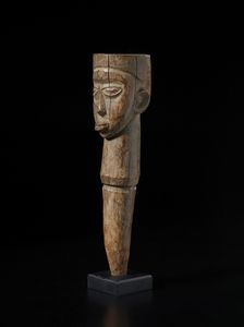 Lobi - Burkina Faso/Costa d'Avorio : Scultura antropomorfa Bateba.Legno duro a patina naturale.  - Asta Asta 422 | AFRICA, OCEANIA E AMERICHE - ARTIGIANATO AFRICANO: VARI COMMITTENTI E SELEZIONE DALLA COLLEZIONE BARTOLOMUCCI Online - Associazione Nazionale - Case d'Asta italiane