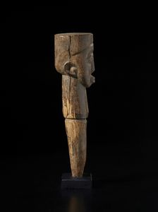 Lobi - Burkina Faso/Costa d'Avorio : Scultura antropomorfa Bateba.Legno duro a patina naturale.  - Asta Asta 422 | AFRICA, OCEANIA E AMERICHE - ARTIGIANATO AFRICANO: VARI COMMITTENTI E SELEZIONE DALLA COLLEZIONE BARTOLOMUCCI Online - Associazione Nazionale - Case d'Asta italiane