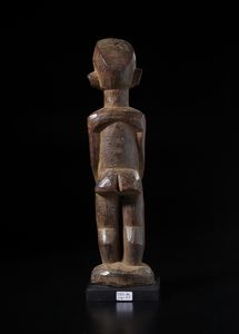 Lobi - Burkina Faso/Costa d'Avorio : Scultura antropomorfa Bateba con mani congiunte.Legno duro a patina rossastra.  - Asta Asta 422 | AFRICA, OCEANIA E AMERICHE - ARTIGIANATO AFRICANO: VARI COMMITTENTI E SELEZIONE DALLA COLLEZIONE BARTOLOMUCCI Online - Associazione Nazionale - Case d'Asta italiane