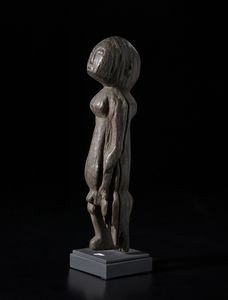 Lobi - Burkina Faso/Costa d'Avorio - Scultura antropomorfa. Legno duro a patina scura.