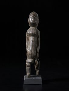 Lobi - Burkina Faso/Costa d'Avorio : Scultura antropomorfa. Legno duro a patina scura.  - Asta Asta 422 | AFRICA, OCEANIA E AMERICHE - ARTIGIANATO AFRICANO: VARI COMMITTENTI E SELEZIONE DALLA COLLEZIONE BARTOLOMUCCI Online - Associazione Nazionale - Case d'Asta italiane